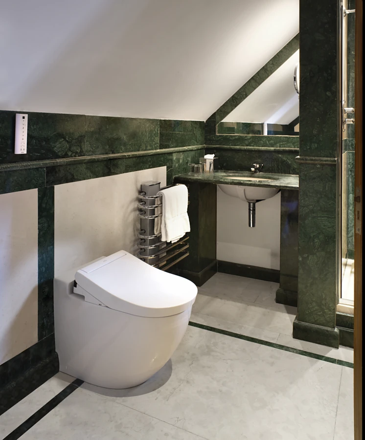 <p>The Lalique Suite of the Courthouse Hotel has two large bathrooms. Above is the striking green &amp; white marble bathroom with TOTO WASHLET RG Lite.&nbsp;Photos: TOTO</p>